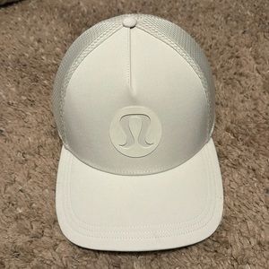Lululemon men’s white SnapBack hat new